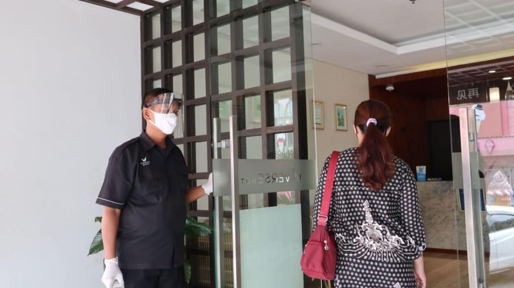 Verse Hotel Cirebon Kültér fotó