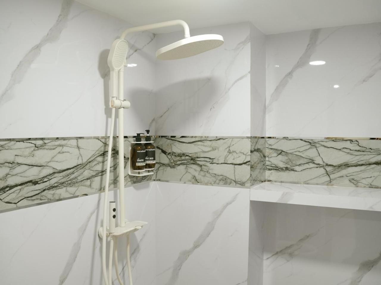 Verse Hotel Cirebon Kültér fotó