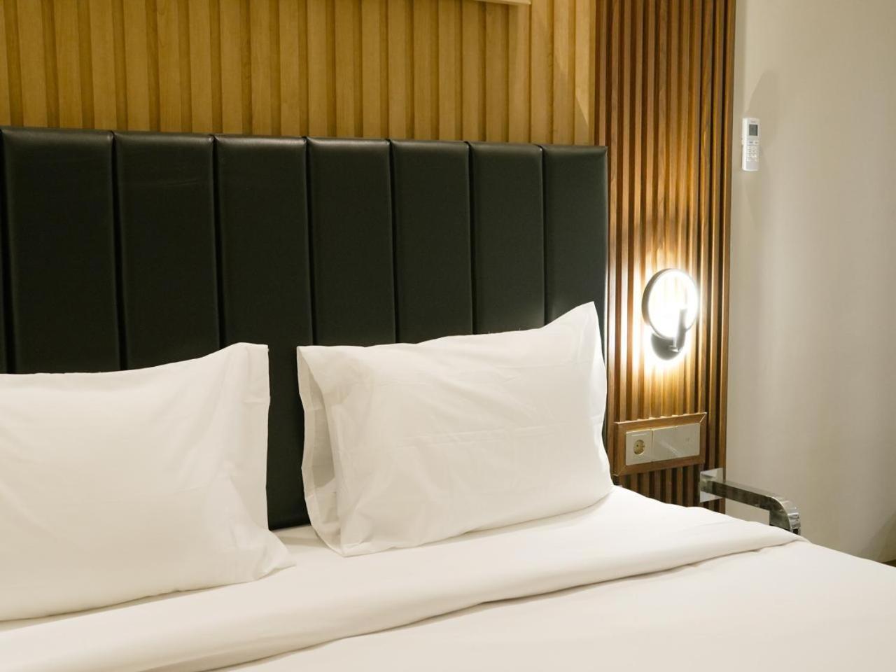 Verse Hotel Cirebon Kültér fotó