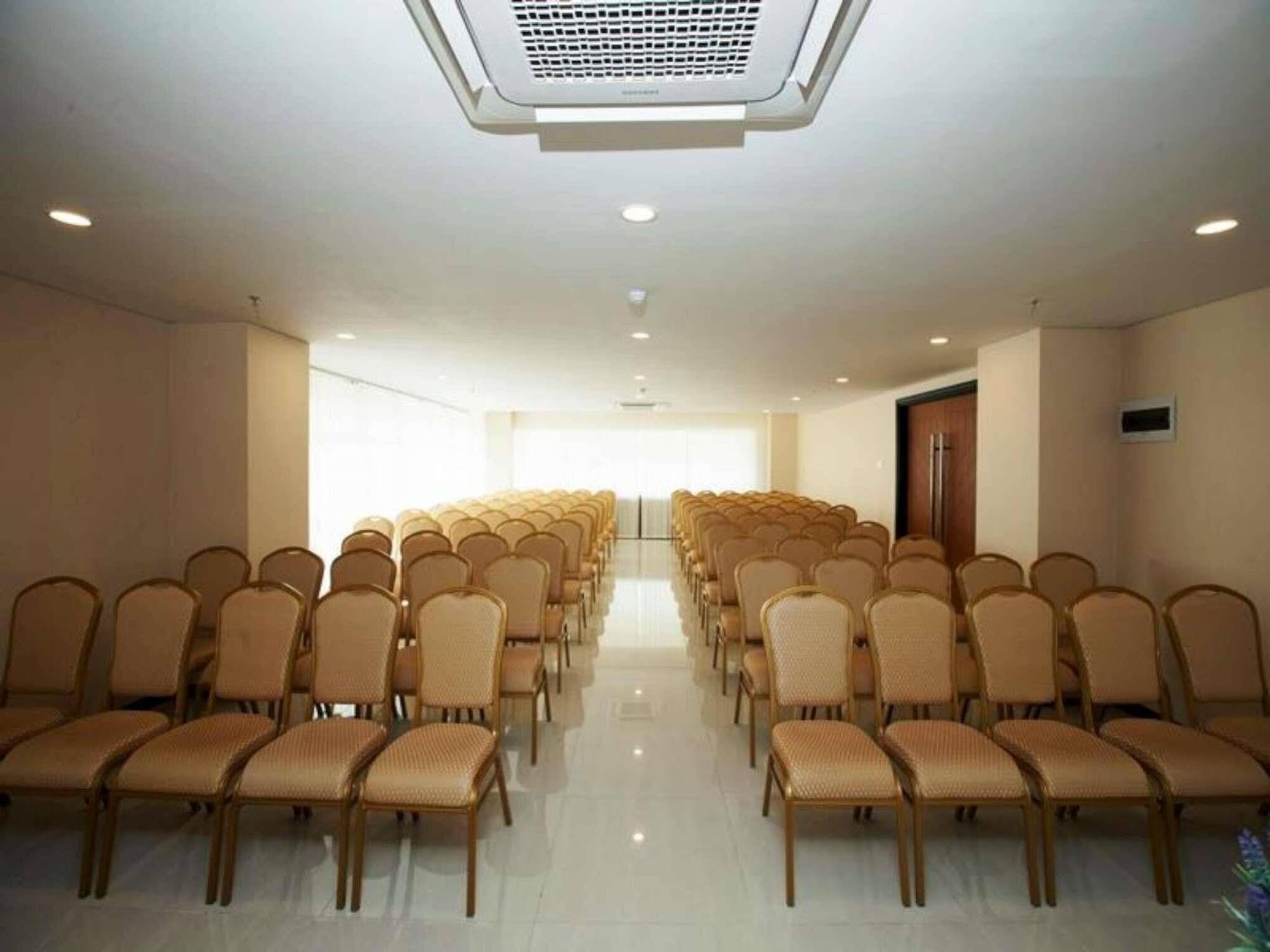 Verse Hotel Cirebon Kültér fotó
