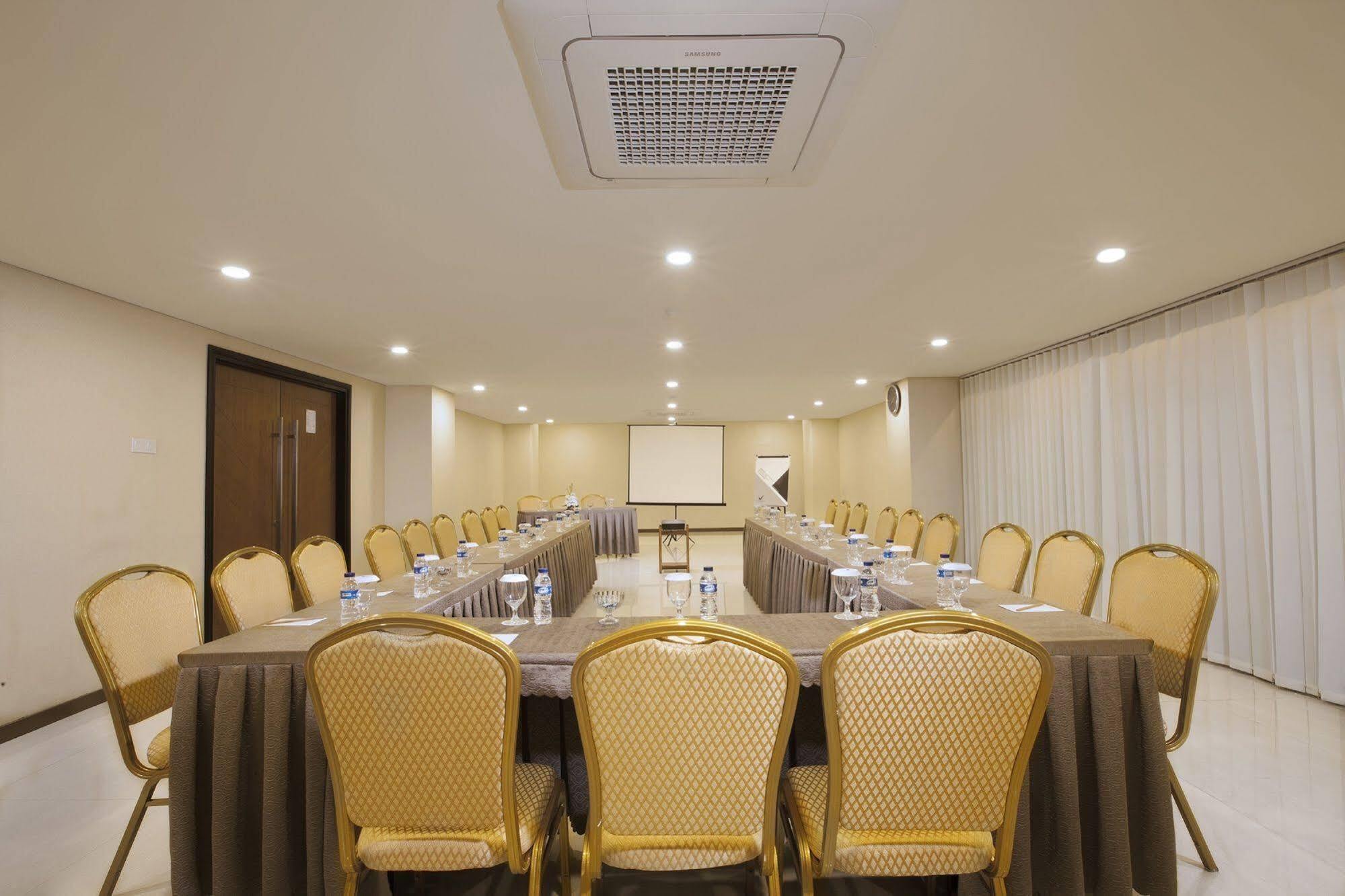 Verse Hotel Cirebon Kültér fotó