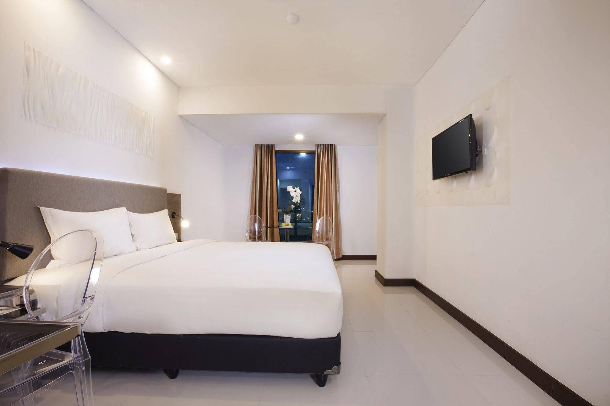 Verse Hotel Cirebon Kültér fotó