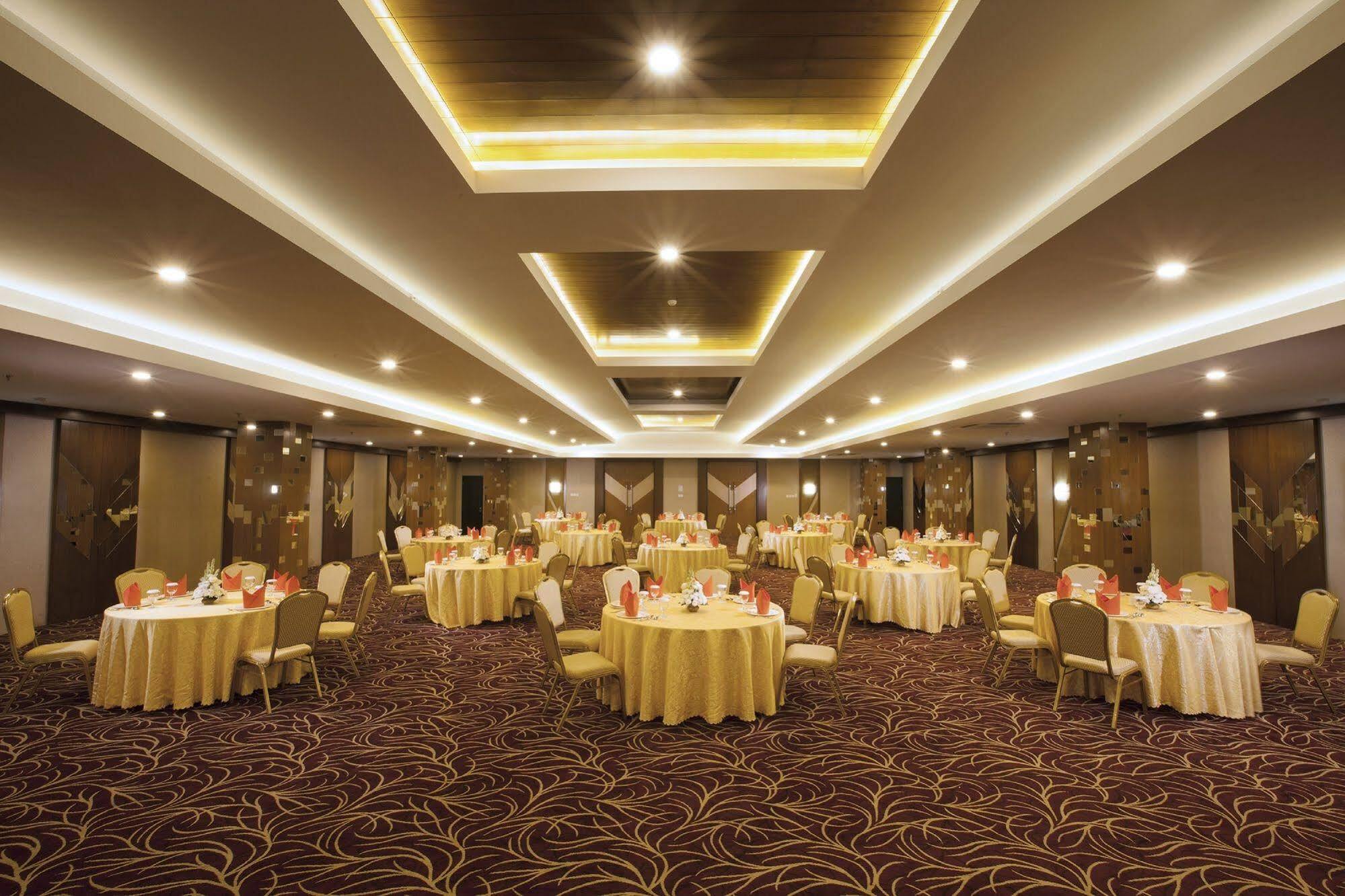 Verse Hotel Cirebon Kültér fotó
