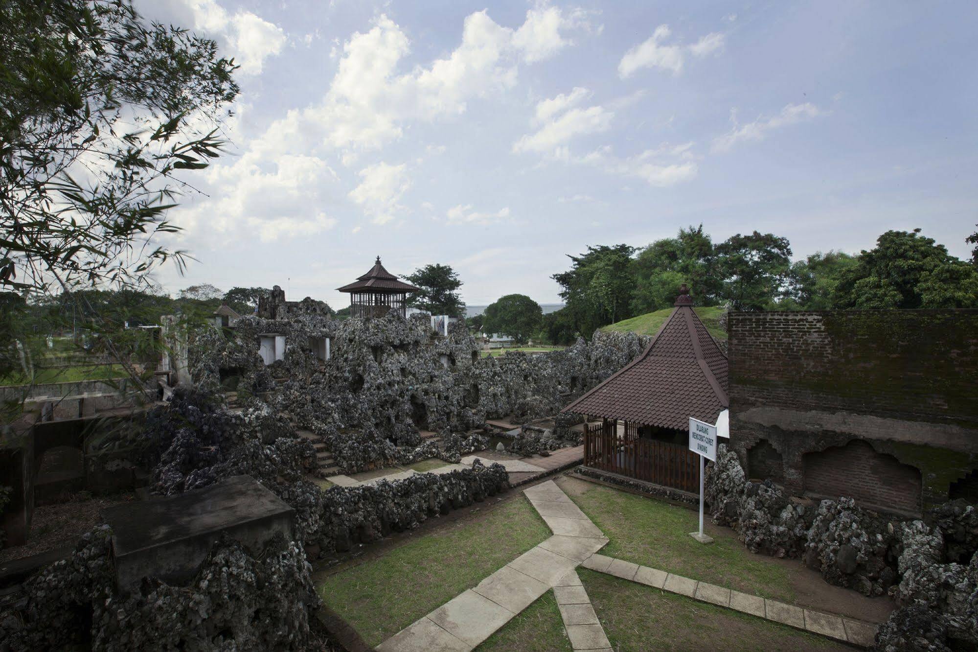 Verse Hotel Cirebon Kültér fotó