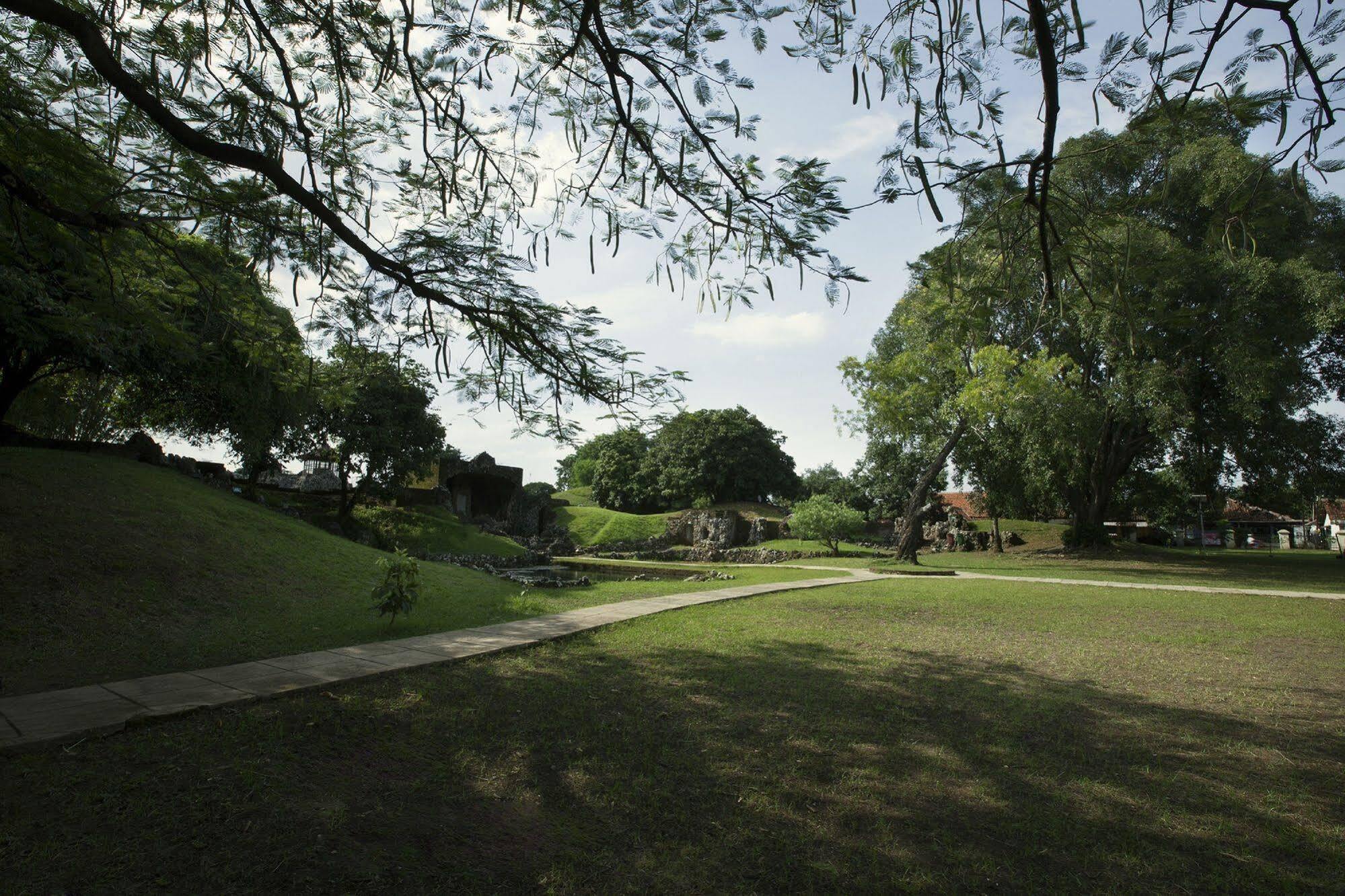 Verse Hotel Cirebon Kültér fotó